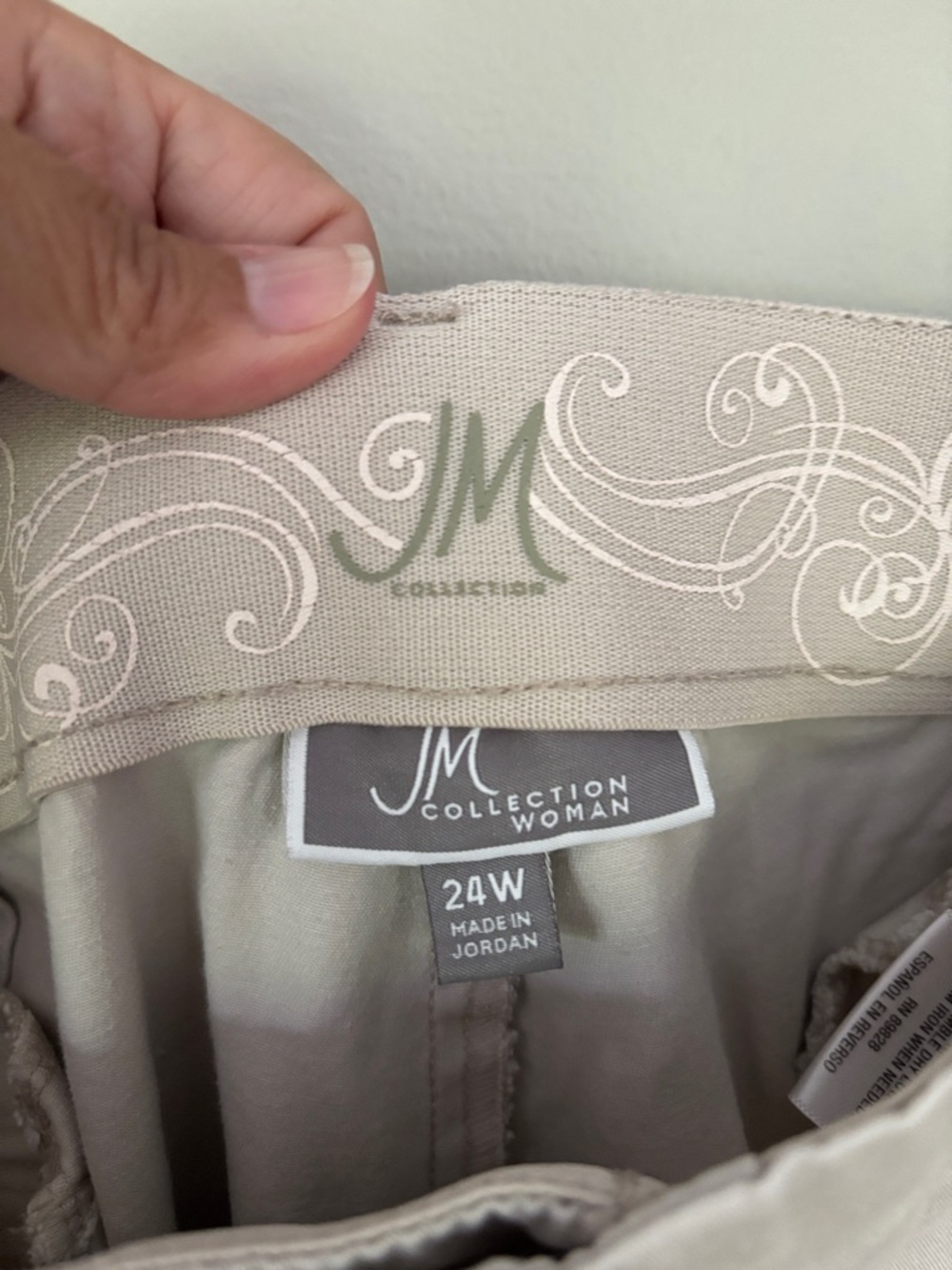 JM Collection White Capris - Picture 2 of 3